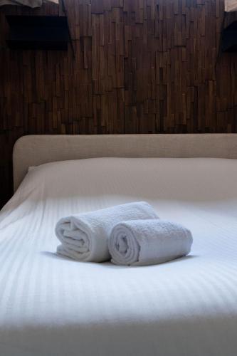 a pair of towels sitting on a bed at Het Bakkershuus in Gramsbergen