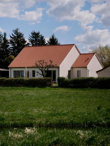 a white house with a red roof at Naturhaus Havelland in Rathenow