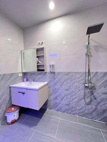 a bathroom with a sink and a shower at Hotel Bình Hải in Trương Tần