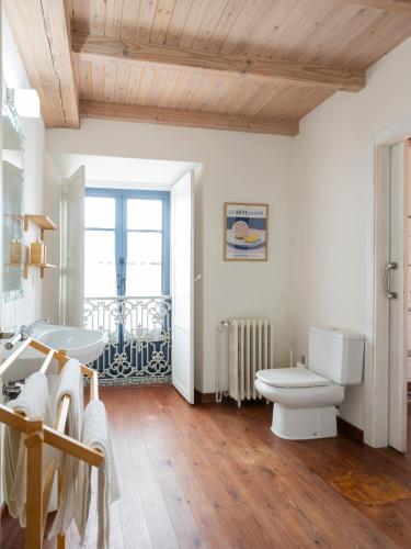 a bathroom with a toilet and a sink at NAMOR-Estudio Galeria in Ribadeo