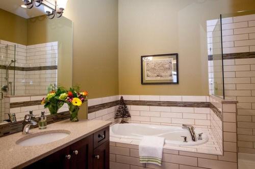 bagno con vasca e lavandino di Hillcrest Farm Market B&B a Kelowna