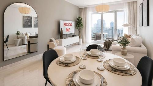Free housekeeping visits during your stay - StayShort - Luxury 3-Bedroom Downtown Dubai Retreat with Balcony & Skyline Views