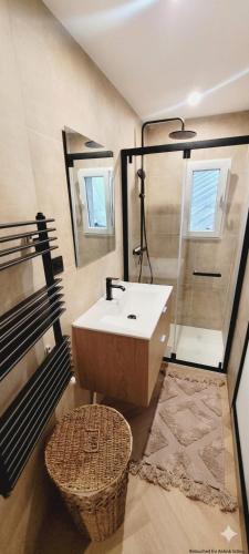 a bathroom with a sink and a shower at Ô Cœur d'Objat - Baby-foot - Clim in Objat