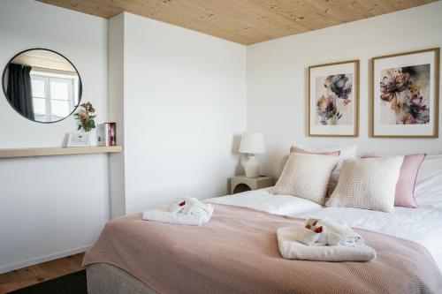 a bedroom with two beds with towels on them at Appartements Lago in Tüscherz-Alfermée