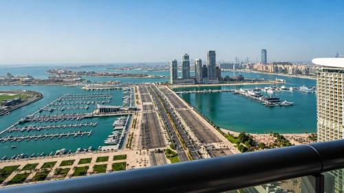 Free housekeeping visits during your stay - StayShort - Scenic 2BR Apartment in Dubai Marina Near the Beach