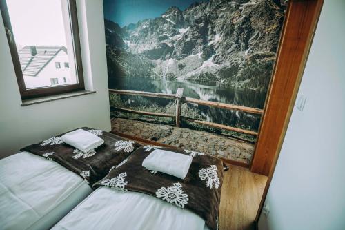 two twin beds in a room with a picture on the wall at Apartament CEKO 2 in Ostrowsko