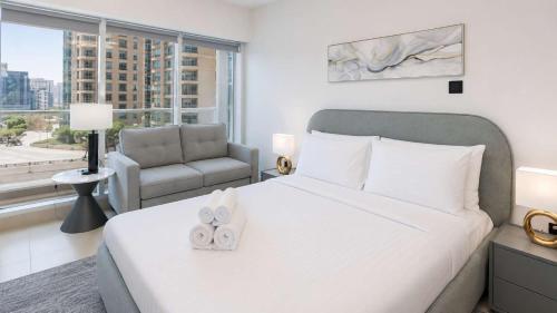 Free housekeeping visits during your stay - StayShort - Charming Downtown Dubai Stay Near Opera House Sleeps 3