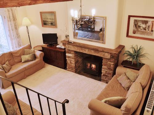 a living room with a couch and a fireplace at Dewsnap Frost - Rb8 in Chinley