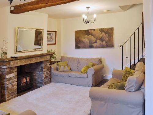 a living room with a couch and a fireplace at Dewsnap Frost - Rb8 in Chinley