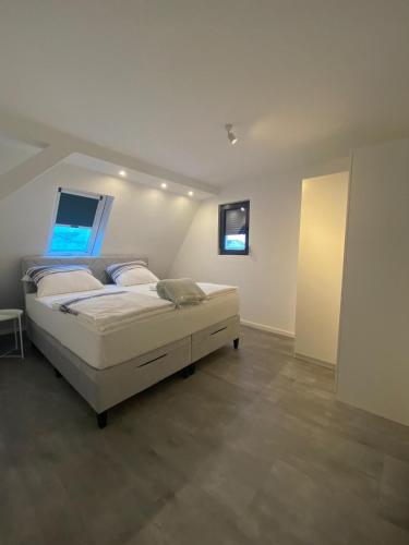 a bedroom with a large bed in a room at Moderne 4-Zimmer Wohnung in Wernau