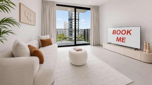 Free housekeeping visits during your stay - StayShort - 2 Bedroom sleeps 4 in Dubai Hills with Balcony