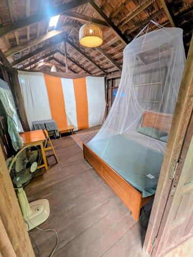 a room with a bed with a net in it at Berry homestay 1 in Buon Ma Thuot