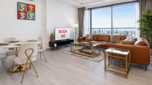Free housekeeping visits during your stay - StayShort - Elegant 1 Bedroom in JVC Sleeps 2 with Balcony