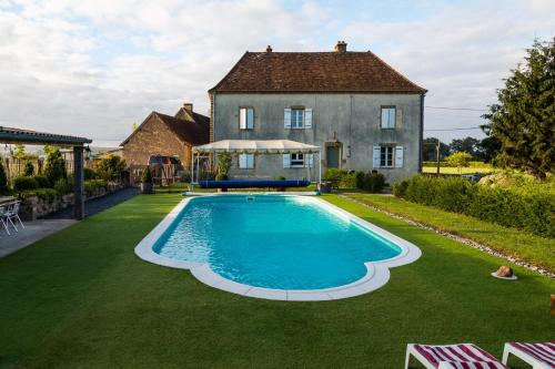 an image of a swimming pool in front of a house at La Maison Bornat in Versaugues