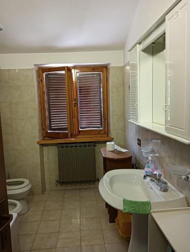 a bathroom with a sink and a toilet at Carpineti Republic in Monterone