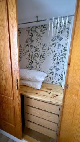 a small room with a bed and a wooden door at El Balcón de Gredos in Candeleda
