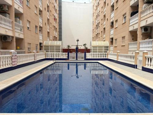 Piso con piscina, céntrico, cerca de la playa