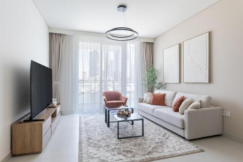 Elegant 1BR with Marina View at Emaar Beachfront