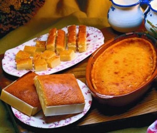 a table with two plates of bread and a pie at Posada La Anjana in Puente Viesgo