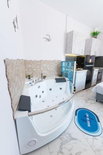Valaoritou Luxury Jacuzzi by Dimcol 1