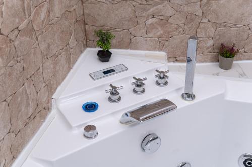 Valaoritou Luxury Jacuzzi by Dimcol 1