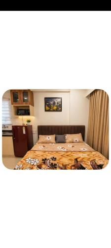 a bedroom with a bed and a kitchen in it at Studio apartment in Siroli