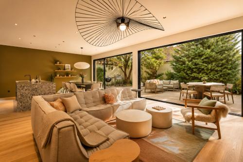 a living room with a couch and a table at Villa Marie climatisation piscine & jardin Dijon centre in Dijon