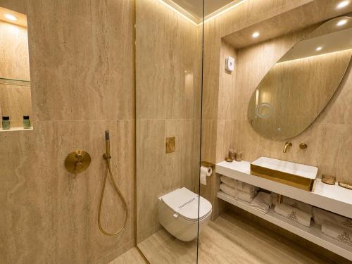 ein Badezimmer mit Toilette und Glasdusche in der Unterkunft Spa Hotel Ezeretz Blagoevgrad in Blagoewgrad