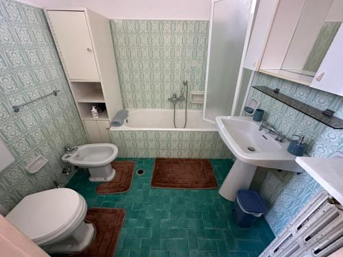 a bathroom with a toilet and a sink and a tub at Affitto nel cuore del Salento in Poggiardo
