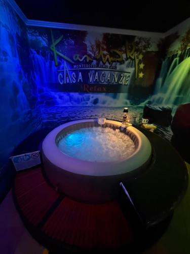a jacuzzi tub in a room with a movie sign at Kandinsky CASA VACANZE Relax in Monterosso Almo