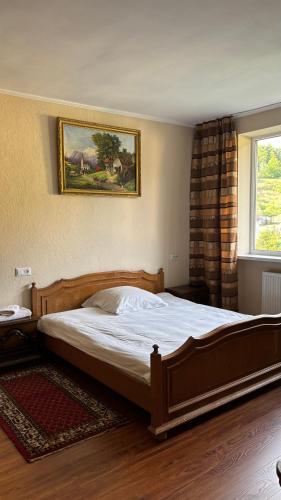 a bedroom with a bed and a window at Вілла де Кампо in Chynadiyovo