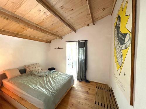 a bedroom with a bed and a window at Casacresta in Carabaño