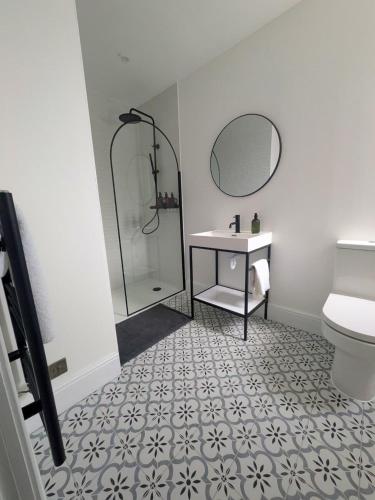 a bathroom with a shower and a sink and a toilet at Modern Flat - Main St, Campbeltown in Campbeltown