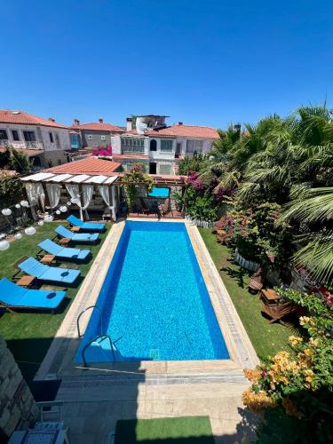 an overhead view of a swimming pool with lounge chairs at Windmill Alaçatı in Alaçatı