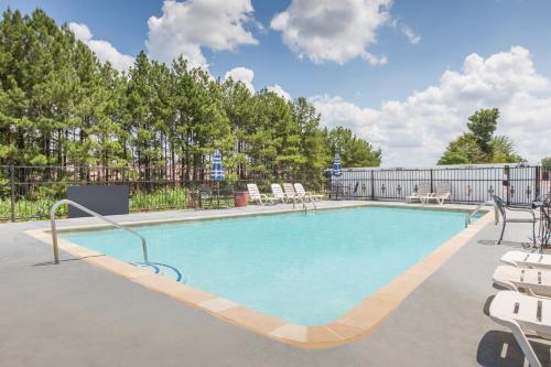 Days Inn & Suites by Wyndham Marshallの敷地内または近くにあるプール