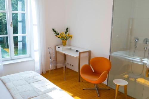 sypialnia z łóżkiem, biurkiem i krzesłem w obiekcie Design Apartments in Park w mieście Brno