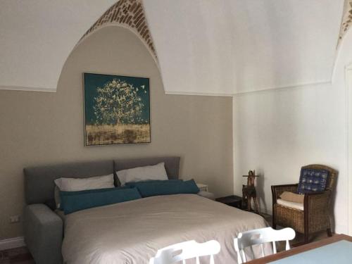 a bedroom with a bed with an arch above it at Oikia in Tolve