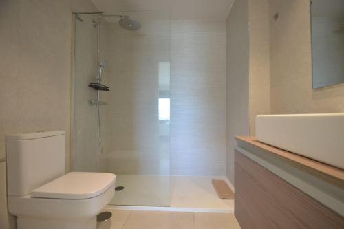 a bathroom with a shower and a toilet and a sink at Ocean Homes, Vista Mar y piscina EXCELLENT & SOLMARES in Punta del Caimán