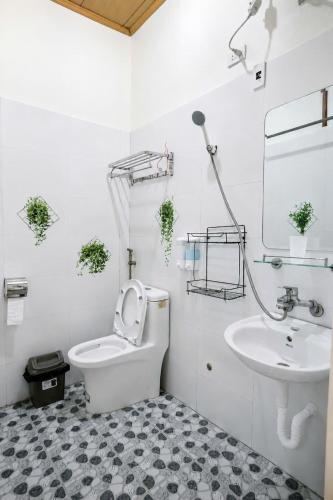 a bathroom with a toilet and a sink at Ali Garden Homestay Trang An Ninh Bình in Xuân Sơn