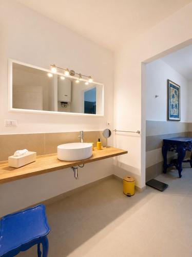 a bathroom with a sink and a mirror at STAZZO SAN TEODORO LA QUERCIA Piscina Condivisa in San Teodoro