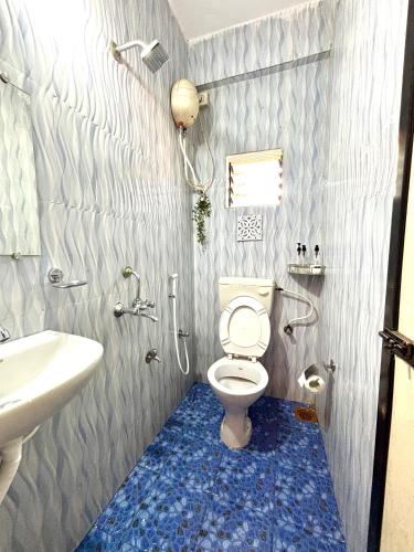 a bathroom with a toilet and a sink at Seven Summers - Mandrem in Mandrem