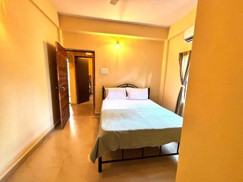 a small bedroom with a bed in a room at Seven Summers - Mandrem in Mandrem