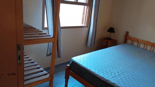 a bedroom with a bunk bed and a window at Residencial Lumar in Itapoa