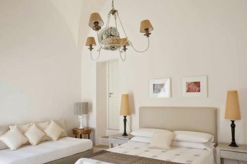 a living room with a couch and a chandelier at Domus Dejana in Gallipoli