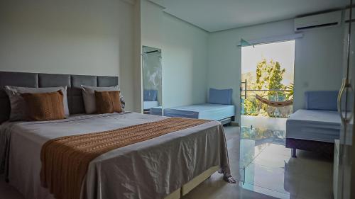 a bedroom with a large bed and a balcony at Vila Fox Estadia in Lençóis