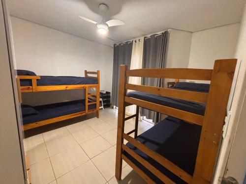 a room with two bunk beds and a ceiling at Casa com alojamento, para até 19 pessoas in Itu