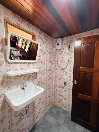 a bathroom with a sink and a mirror at KT Thai House in Ban Ko Khwan
