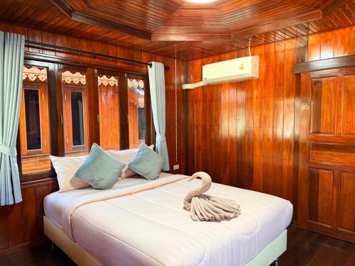a swan sitting on a bed in a boat at KT Thai House in Ban Ko Khwan