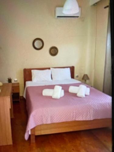 a bedroom with a bed with two towels on it at VILLA MAKRI 2 in Makri