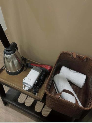 a wooden table with a basket with towels and a blender at Rémi Homestay in Thôn Văn Dương